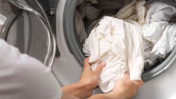 Suas roupas brancas estão ficando cinzas depois da lavagem? Veja o erro que pode estar causando isso