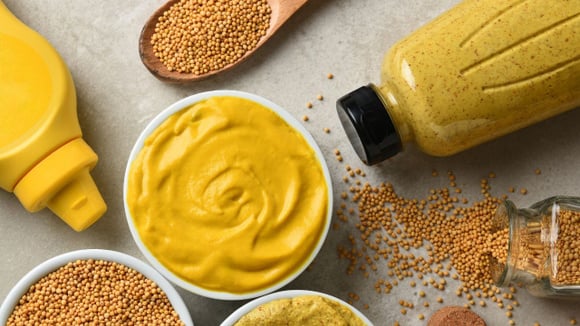 Mesmo tendo alguns ingredientes que aumentam sua durabilidade, a mostarda pode sofrer alterações em sua composição (Créditos: Shutterstock)