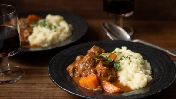 Veja as dicas para fazer um goulash delicioso em casa (Créditos: Magnific)