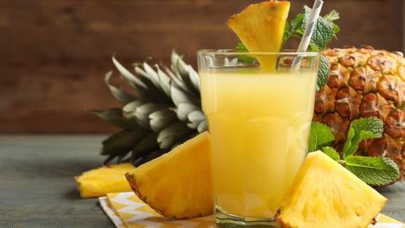 Suco de abacaxi natural em copo de vidro com canudo (Créditos: Shutterstock)