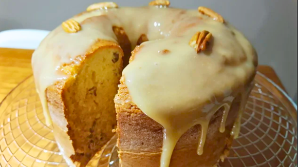Receita do caderno da vovó: bolo de nozes com calda de leite condensado, perfeito para servir com cafezinho