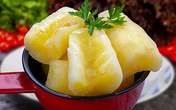 Pare de cozinhar mandioca só em água: o segredo de chef para deixar o ingrediente macio e desmanchando na boca