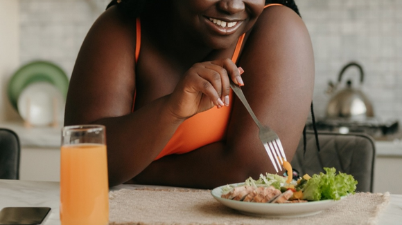 O que comer no jantar para dormir bem e cuidar da saúde? Especialista revela o que não pode faltar no prato