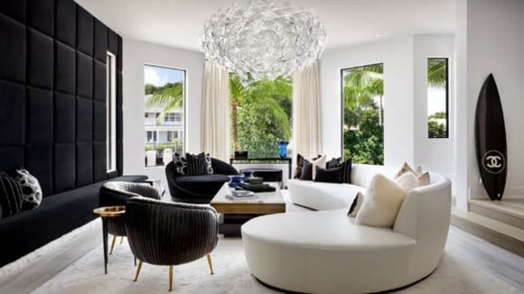 O interior da casa tem decoração moderno e sofisticada (Créditos: Divulgação / Lori Morris Design)