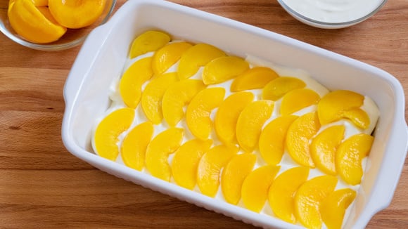 Como preparar uma charlotte com 1 lata de pêssegos em calda e 5 ingredientes: desfrute desta sobremesa cremosa e sem forno
