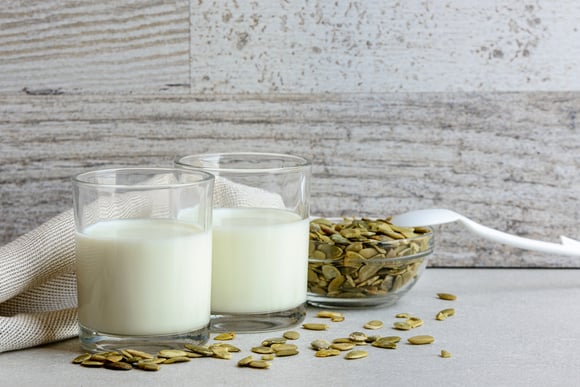 Leite vegetal que quase ninguém conhece fortalece os ossos com muito magnésio: receita sem lactose e sem caseína é fácil de fazer e nutritiva