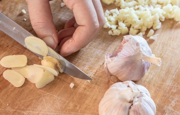 Alho inteiro, amassado, picado ou fatiado: quando usar? Veja como garantir mais sabor nas receitas