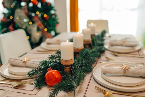 Cores neutras e materiais naturais ajudam a deixar a mesa elegante, acolhedora e moderna. (créditos: Shutterstock)