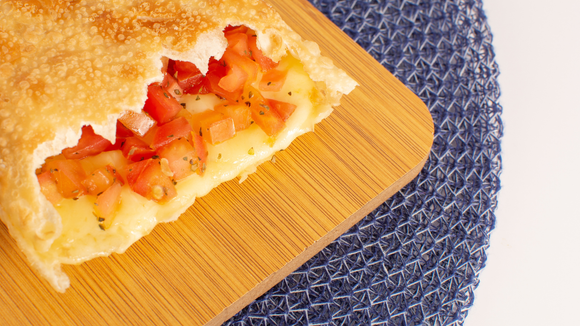 Essa receita transforma massa de pastel em um lanche fácil e tão gostoso que você nunca mais vai querer fazer de outra forma