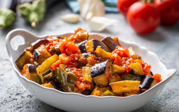 Salada de berinjela traz um novo sabor ao seu almoço (Créditos: TudoGostoso)