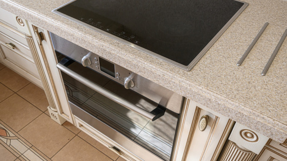 Cozinha digna de programa culinário com este forno de embutir da Electrolux com 37% de desconto
