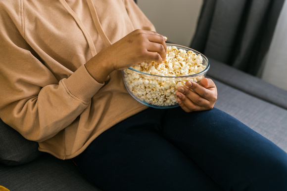 Poucas pessoas sabem, mas essas pipoqueiras em oferta deixam a pipoca igual à do cinema e bem mais saudável