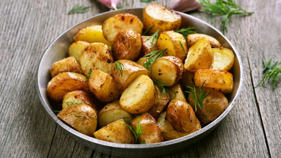 Especialistas em culinária concordam: "Batatas assadas no micro-ondas melhoram muito em textura e não ressecam se forem regadas com azeite e envoltas em filme plástico por 7 minutos na potência máxima."