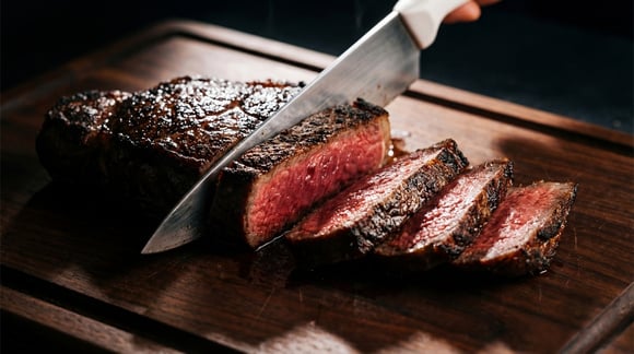 O truque dos chefs para um bife suculento e com crosta perfeita usa apenas 3 ingredientes: veja no TudoGostoso