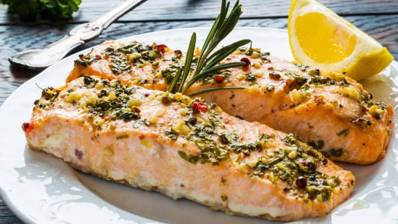 O salmão fica uma delícia com essa receita que leva azeitonas, shoyu e bastante tempero (Créditos: Shutterstock)