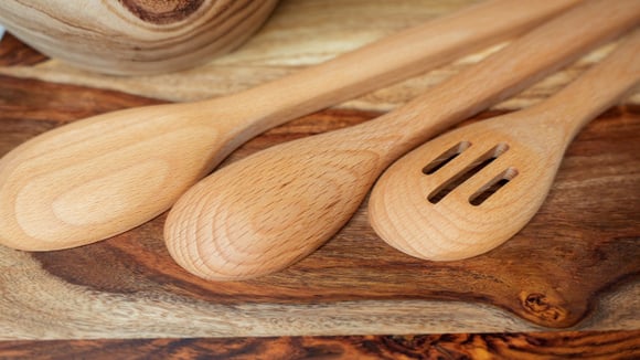 Truque simples com colher de pau ajuda a manter a organização da cozinha durante o preparo. (Foto: Shutterstock)