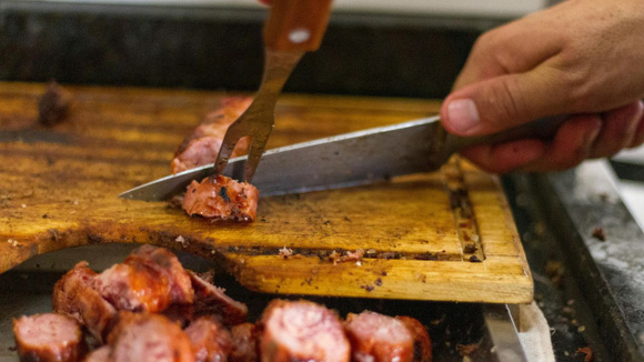 Depois de pronta, espere alguns minutos antes de cortar a carne para preservar a suculência (Créditos: Bruno Bueno/Pexels)