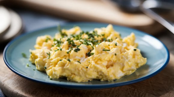 Ovos mexidos cremosos e com um toque extra de proteína: a dica do TudoGostoso é adicionar esse ingrediente que você já deve ter em casa