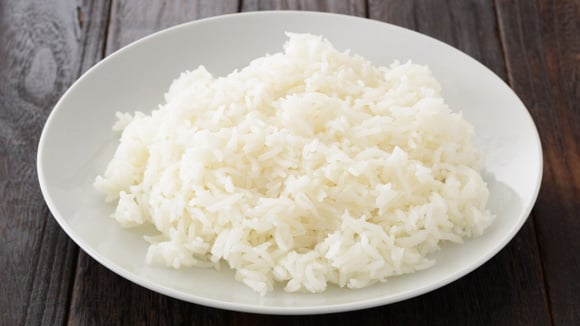 Os cozinheiros concordam: para o arroz requentado parecer feito na hora, não use micro-ondas seco, coloque uma pedra de gelo no centro