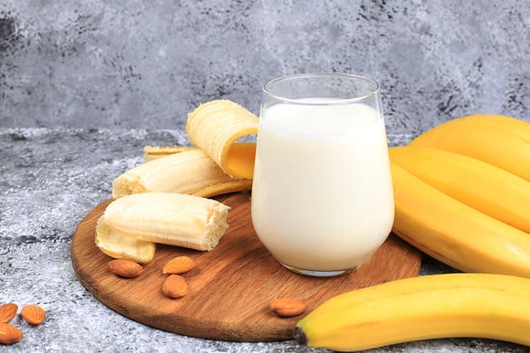 Leite de banana é o leite vegetal mais barato que você pode fazer em casa: aprendi essa receita com uma vegana e meus filhos realmente adoram
