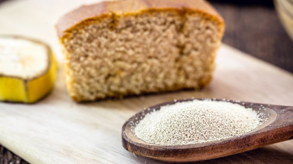 Não é só fermento que faz os bolos e os pães crescerem: essa mistura caseira pode te salvar quando esse ingrediente acabar