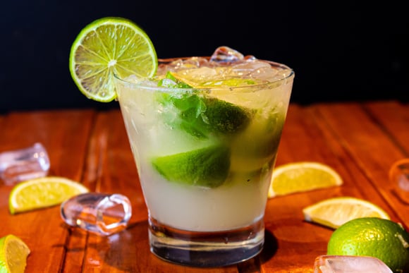 Como fazer caipirinha para muita gente com truques de mixologista: 3 receitas deliciosas que economizam o seu tempo