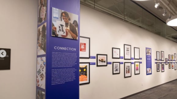 A exposição conta com diversas obras feitas pelas próprias crianças e frequentadores do Taylor Swift Education Center (Créditos: Reprodução / Instagram @countrymusichof)