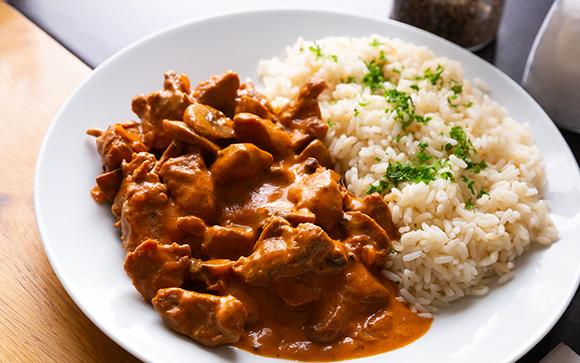 Molho cremoso, carne suculenta e batatinha sauté: o melhor strogonoff de mignon que você vai comer na vida