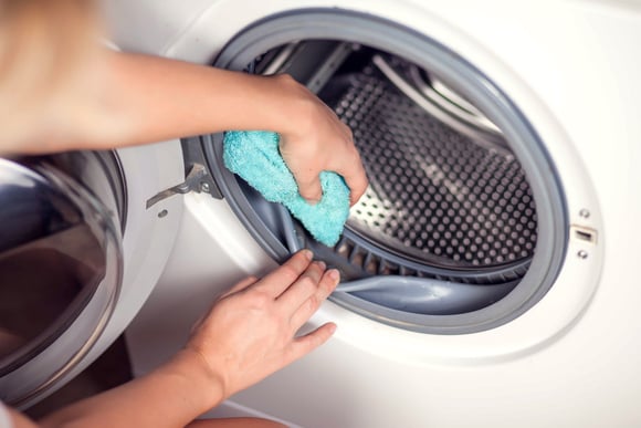 Sem bicarbonato de sódio, nem vinagre: como limpar a borracha da máquina de lavar usando 2 ingredientes que com certeza tem na sua cozinha