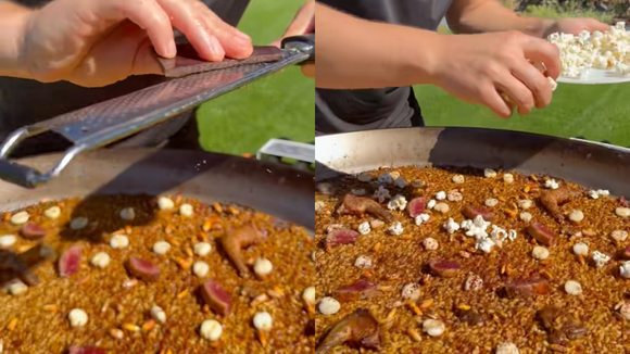 Chef espanhol surpreendeu ao adicionar chocolate amargo e pipoca amanteigada em uma paella. (créditos: reprodução/TikTok)