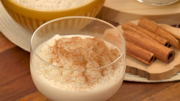 O arroz deve cozinhar lentamente no leite para ficar macio e bem cremoso. (créditos: Shutterstock)