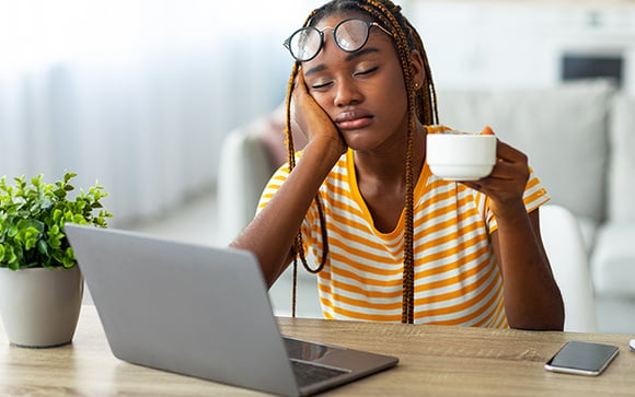 Por que você não deve tomar café puro na ressaca e o que beber no lugar