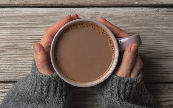Nem leite, nem açúcar: esse chocolate quente fica tão gostoso quanto o tradicional e é muito mais saudável