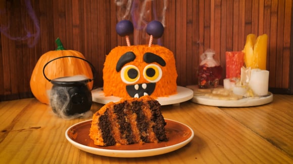 Bolo de chocolate com recheio de doce de abóbora com fatia cortada e servida em prato (Créditos: TudoGostoso)
