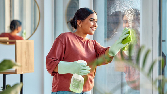 Prefira limpar as janelas nas primeiras horas da manhã, no fim da tarde ou em dias nublados para evitar manchas (Créditos: Shutterstock)