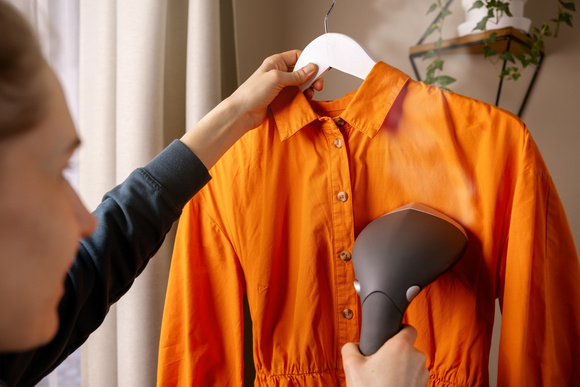 Desamassar roupas nunca foi tão fácil e seguro (Créditos: Shutterstock).