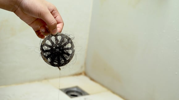 Colocar uma tampa de garrafa no ralo do chuveiro: por que é recomendado fazer isso em casa e qual problema resolve