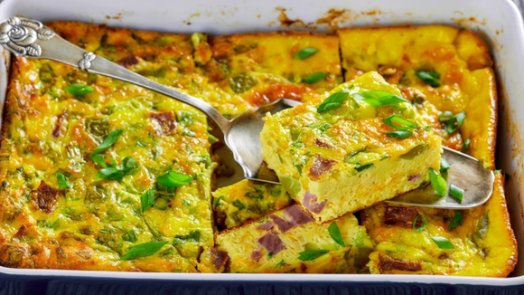 Coloquei batata no omelete de forno e ficou tão bom que virou jantar fixo aqui em casa
