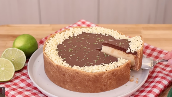 Nem mousse, nem pavê: essa torta de limão com chocolate virou minha sobremesa favorita