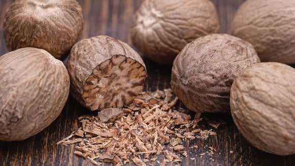 Ralar na hora ou comprar em pó? O jeito certo de usar noz-moscada e não perder o aroma