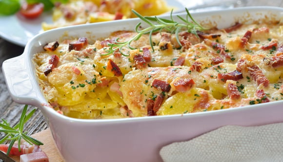 Batata cremosa com bacon gratinada é uma ótima pedida de acompanhamento para um almoço de domingo!