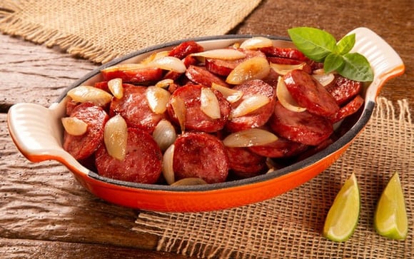 A linguiça acebola é um petisco de boteco clássico que não pode faltar (Créditos: TudoGostoso)
