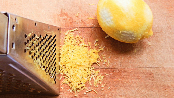 Para que serve os dentes afiados do ralador de queijo? (Créditos: Canva)