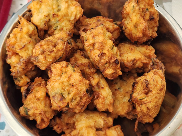 Bolinho de arroz igual tempurá, a receita perfeita para aproveitar as sobras do ingrediente que estão na geladeira!