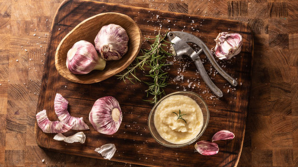 Para fazer essa pasta de alho, é essencial usar a medida certa de sal, azeite e limão (Créditos: Shutterstock)