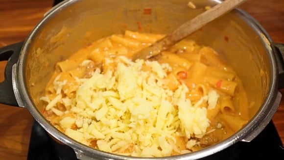 O queijo é essencial para dar ainda mais cremosidade ao molho do macarrão e só deve entrar na panela no final do preparo (Créditos: Reprodução/Ana Zambrin/YouTube)