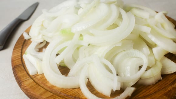 Para a receita, é necessário mais de 1kg de cebola! (Créditos: Shutterstock)
