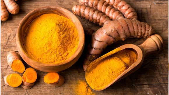 Você compra cúrcuma ou açafrão para temperar suas receitas? Descubra a diferença entre as duas especiarias