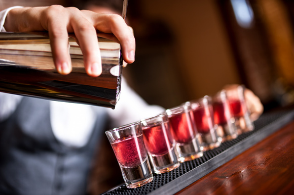 Surreal! Bares são fechados por fazer shots com restos de drink; saiba como evitar que isso aconteça com você