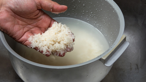 Cozinheiros e especialistas concordam sobre se o arroz deve ser lavado antes do cozimento: "Isso melhora visivelmente muitas variedades”
